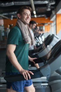 ジムでダイエットをする男性のウェア