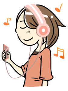 好きな音楽をかけながらジムで運動をする女性